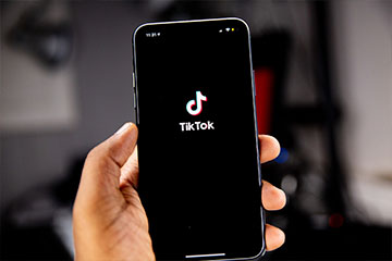 Handy mit Handy und TikTok App